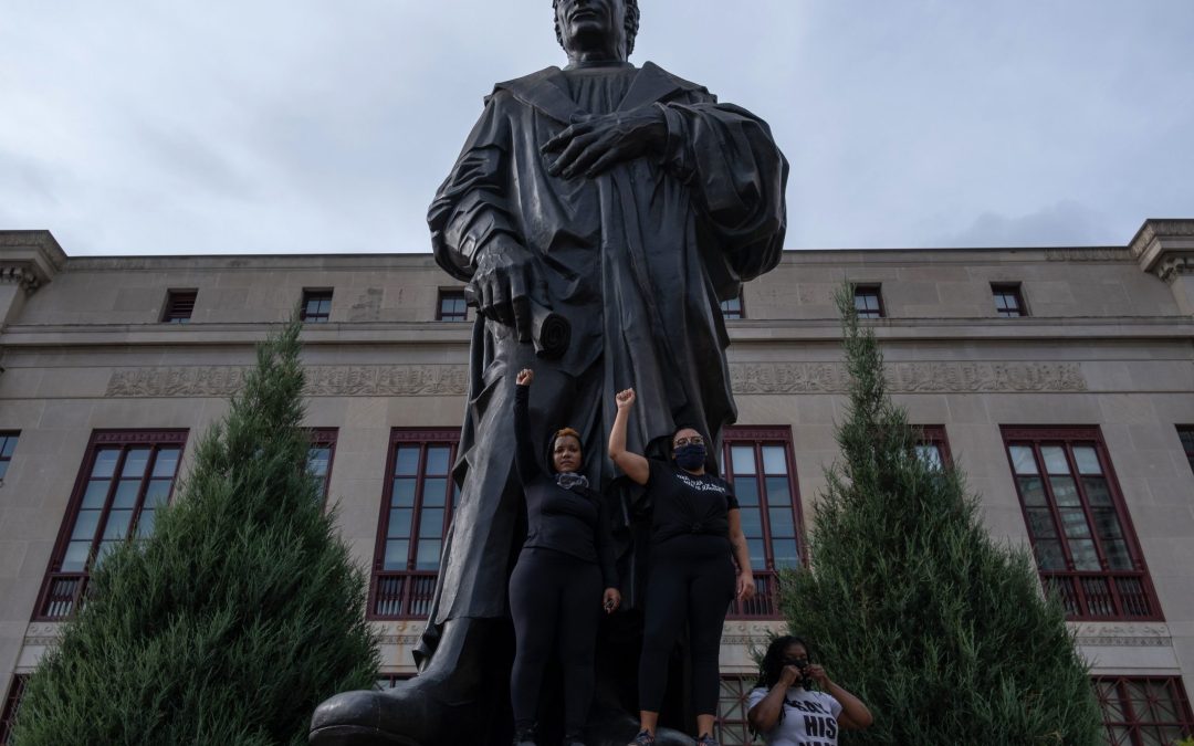 statues